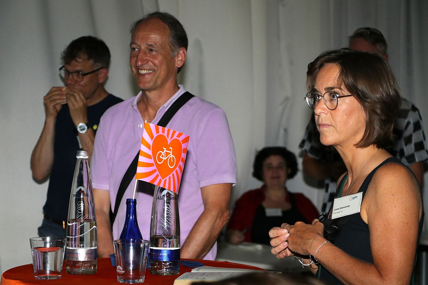 Martin Wagle, MdL und Laura Ganswindt, Pressesprecherin ADFC Bayern, lauschen dem Vortrag