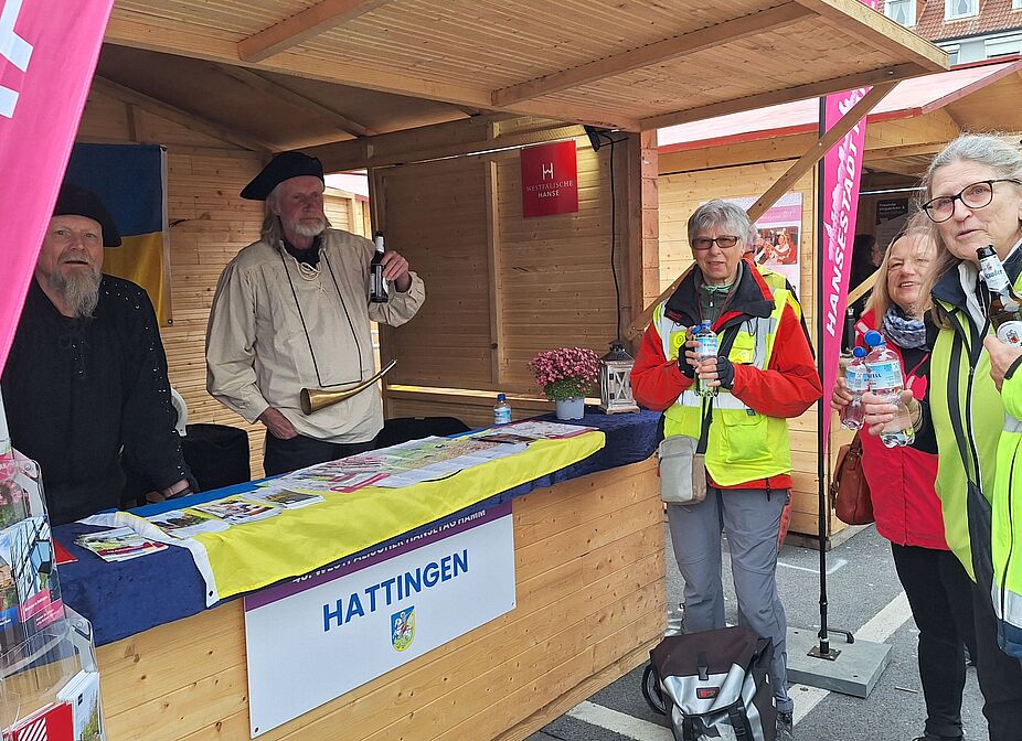Das Hattinger Hanse-Team begrüßt die Hanse-Radler Das Hattinger Hanse-Team begrüßt die Hanse-Radler