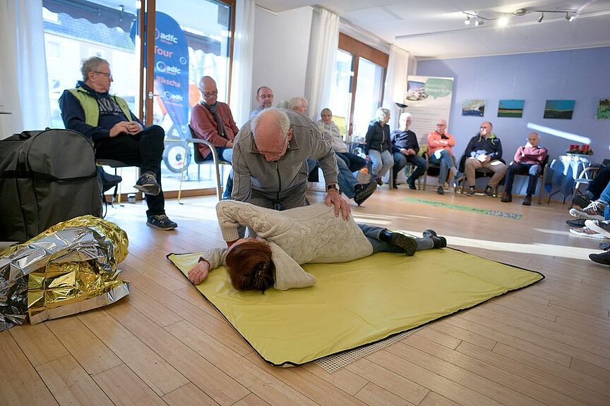 ADFC Ersthelfer stellt Stabile Seitenlage herADFC Ersthelfer ADFC Ersthelfer stellt Stabile Seitenlage her