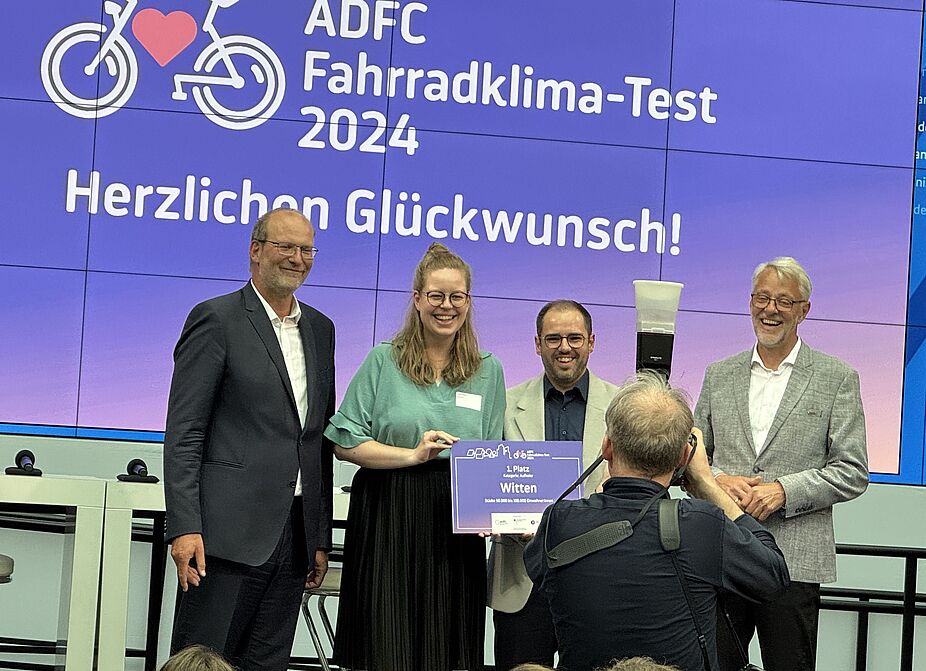 Ludger Molitor (Verkehrsministerium), Sophia Bröker, Tim Raabe und Frank Masurat (ADFC) Ludger Molitor, Sophia Bröker, Tim Raabe und Frank Masurat