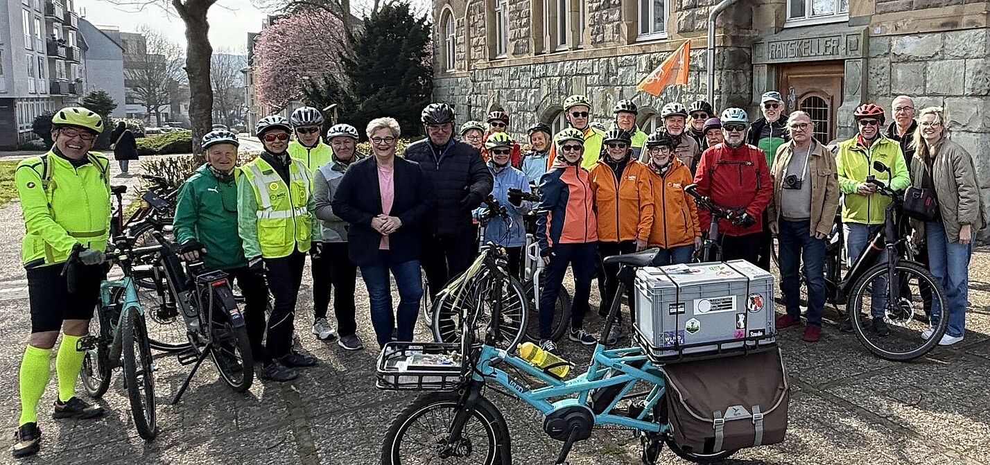 Gruppenfoto am Rathaus zur Eröffnung