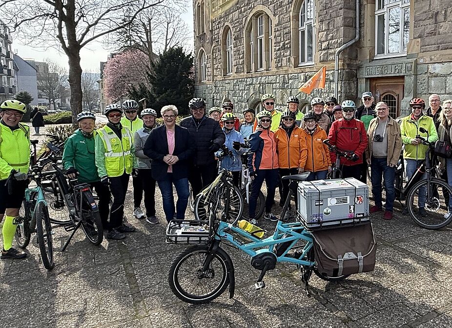 Gruppenfoto am Rathaus zur Eröffnung Gruppenfoto am Rathaus zur Eröffnung