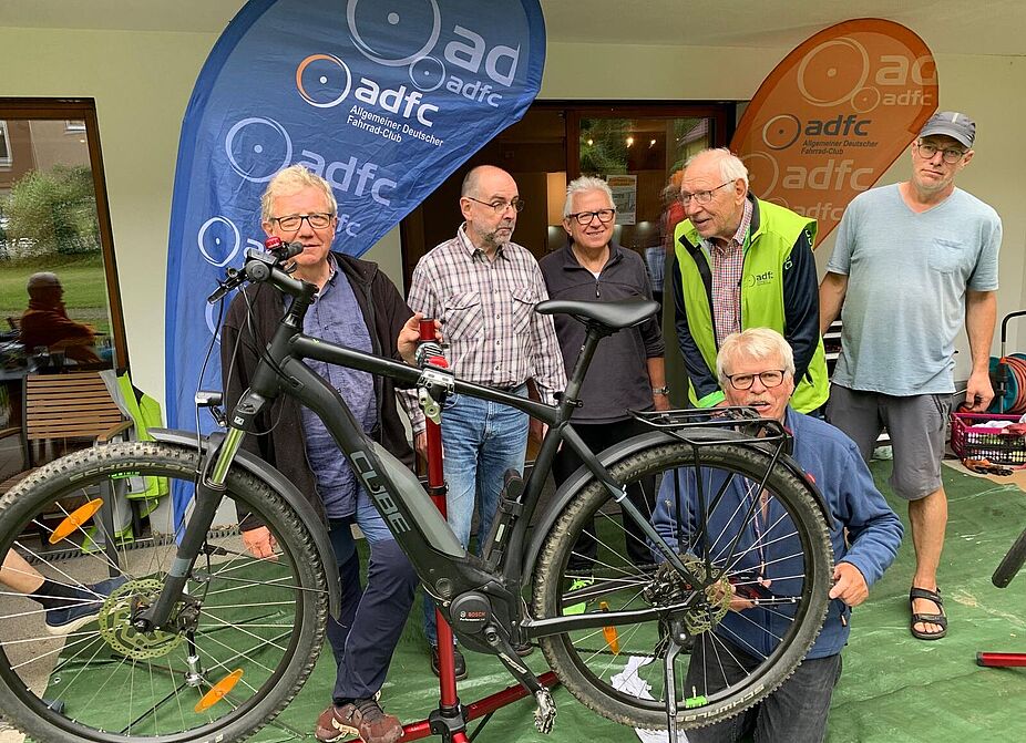 Das ADFC RadReparaturCafé Team in Action