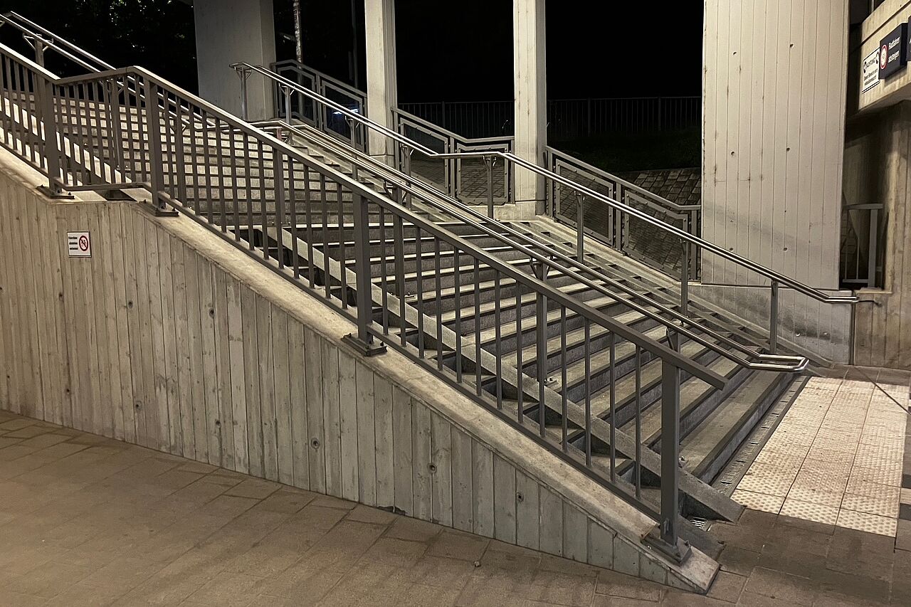 Seitenansicht der Treppe in Ingolstadt Treppe mit Schieberampe