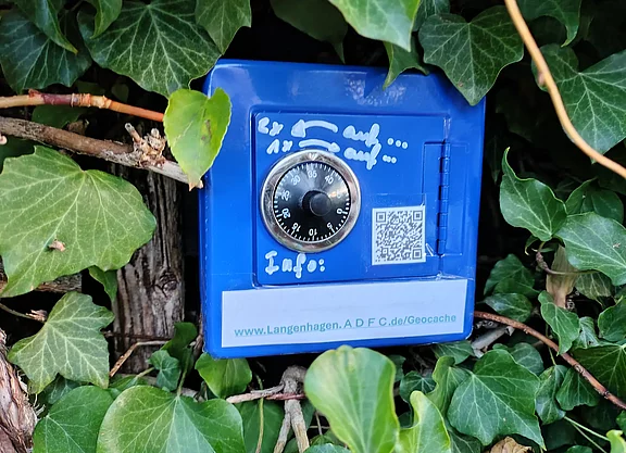 Tresor am Geocache: Bedienungsanleitung per QR-Code.- Foto: ＡＤＦＣ Langenhagen