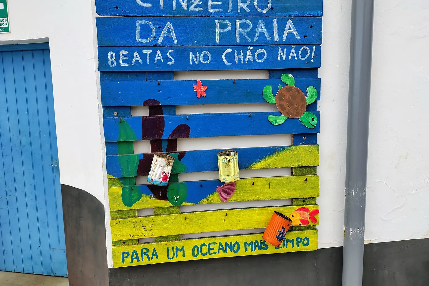 CINZEIRO DE PRAIA - BESTAS NO CHÃO NÃO - PARA UM OCEANO MAS LIMPO - Angemalte Konservendosen als: "Strandaschenbecher – keine Kippen auf dem Boden – für einen sauber(er)en Ozean" CINZEIRO DE PRAIA - BESTAS NO CHÃO NÃO - PARA UM OCEANO MAS LIMPO - Angemalte Konservendosen als: "Strandaschenbecher – keine Kippen auf dem Boden – für einen sauber(er)en Ozean"