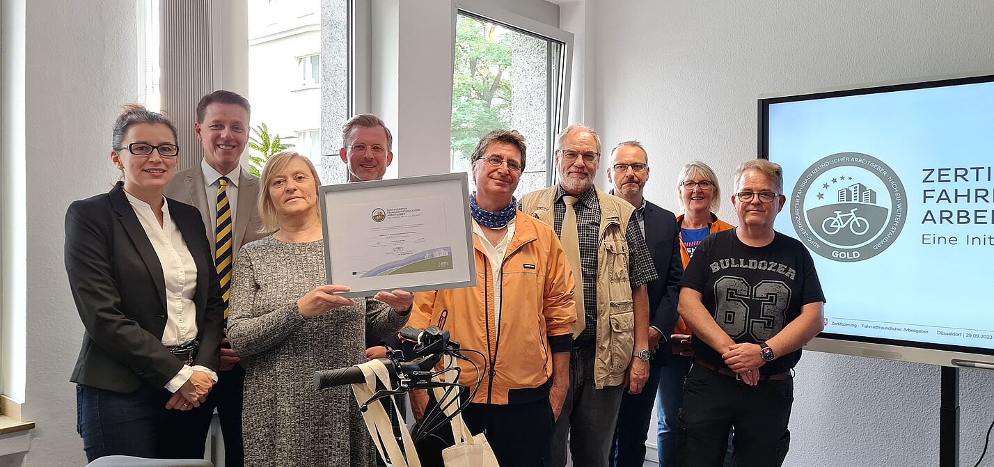 2023_09_FFA_ADFC_NRW__4 Staatssekretär Dr. Dirk Günnewig, das Team der Radverkehrskoordinierenden im FM NRW und Dr. Andreas Bittner (ADFC) bei der Auszeichnung des Finanzministeriums als "Fahrradfreundlicher Arbeitgeber" in Gold am 29. September 2023.