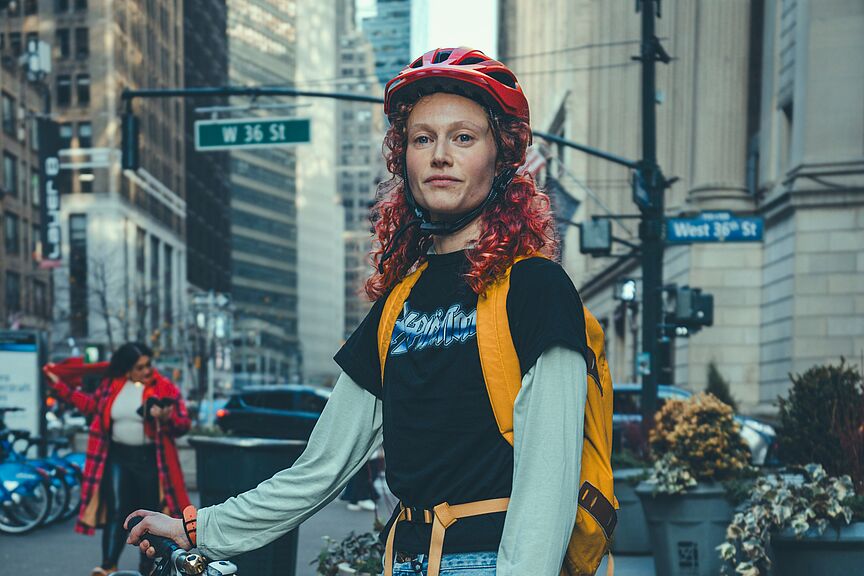 Junge Frau mit Rad in Großstadt Eine junge Frau mit Rad in einer Großstadt