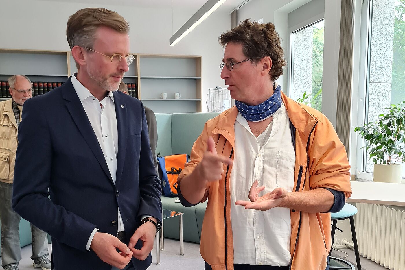Staatssekretär Dr. Dirk Günnewig und Dr. Andreas Bittner (ADFC) bei der Auszeichnung des Finanzministeriums als "Fahrradfreundlicher Arbeitgeber" in Gold am 29. September 2023. 