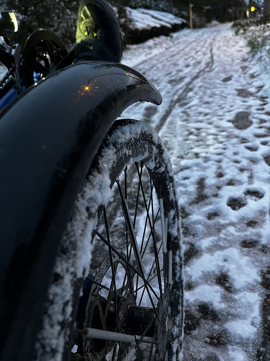 Winter-Rhein-Erft-Kreis 1 Winter im Rhein-Erft-Kreis. Die Landstraße ist geräumt, der Radweg vereist.