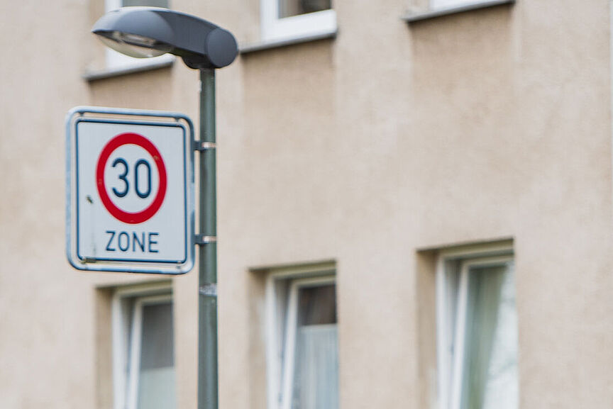Die generelle Reduzierung der zulässigen Höchstgeschwindigkeit innerörtlich auf 30 km/h wäre ein großer Schritt für die Sicherheit von Radverkehr und Fußgängern. Es bleibt vorerst aber bei extra ausgewiesenen 30-Zonen. Die generelle Reduzierung der zulässigen Höchstgeschwindigkeit innerörtlich auf 30 km/h wäre ein großer Schritt für die Sicherheit von Radverkehr und Fußgängern. Es bleibt vorerst aber bei extra ausgewiesenen 30-Zonen.