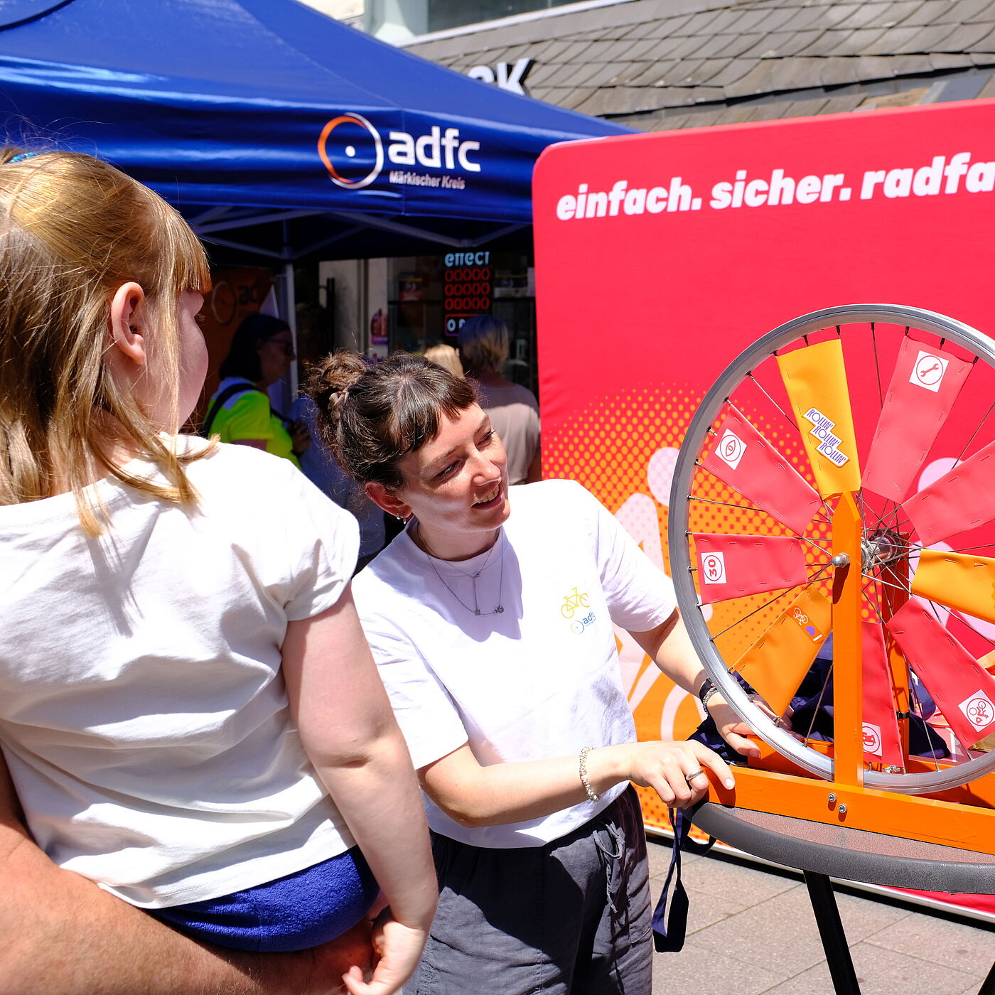 einfach. sicher. radfahren. Kampagne des ADFC NRW für mehr Verkehrssicherheit. Der ADFC im Gespräch mit Eltern und Kindern. Eine Forderung des ADFC sind sichere Schulwege. 