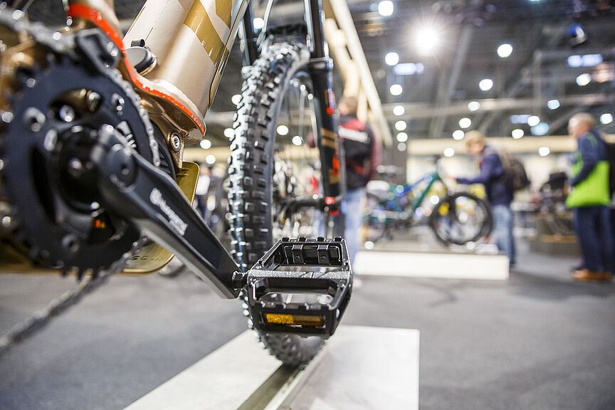 Messe-Impressionen  Eine Fahrradmesse mit einem Fahrrad im Vordergrund