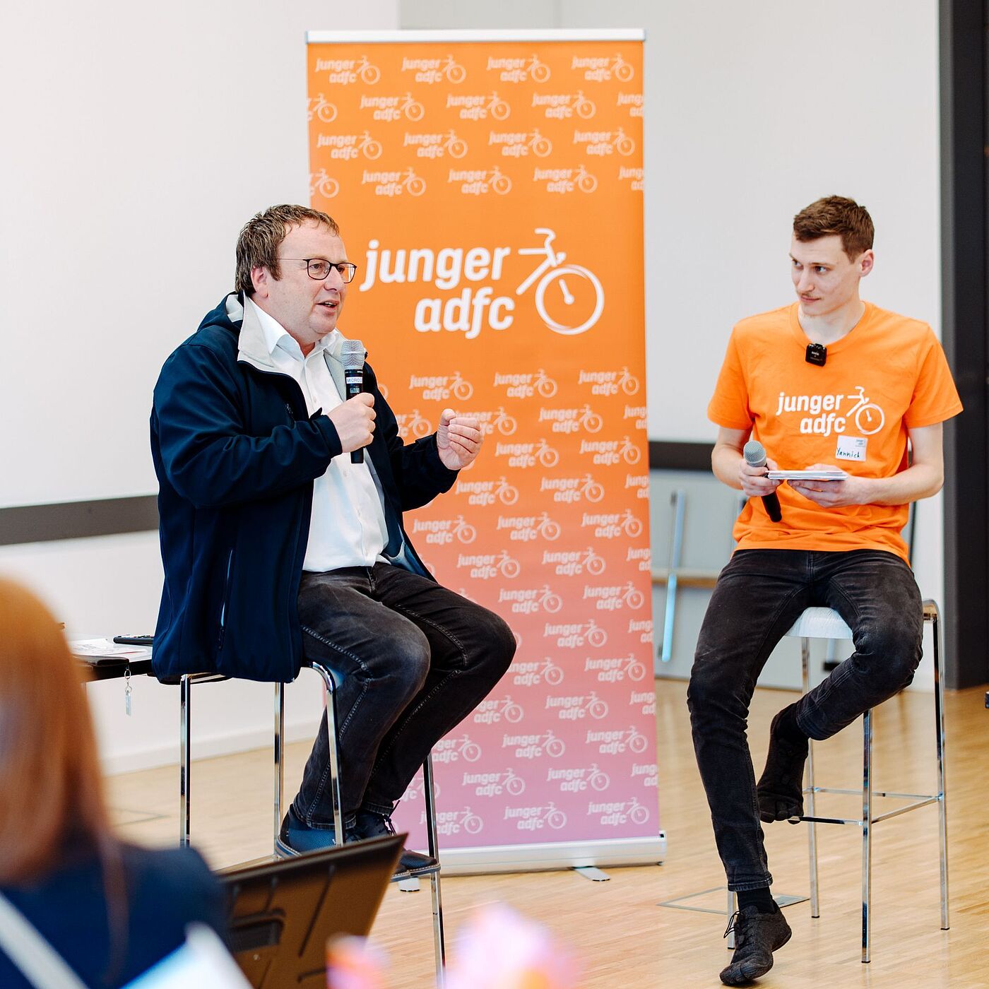 Minister Oliver Krischer vom Ministerium für Umwelt, Naturschutz und Verkehr des Landes Nordrhein-Westfalen war auf der Landesjugendversammlung 2026 zu Gast und tauschte sich in einem kurzen Dialog mit einem Vertreter der Jungen Menschen im ADFC NRW aus.
