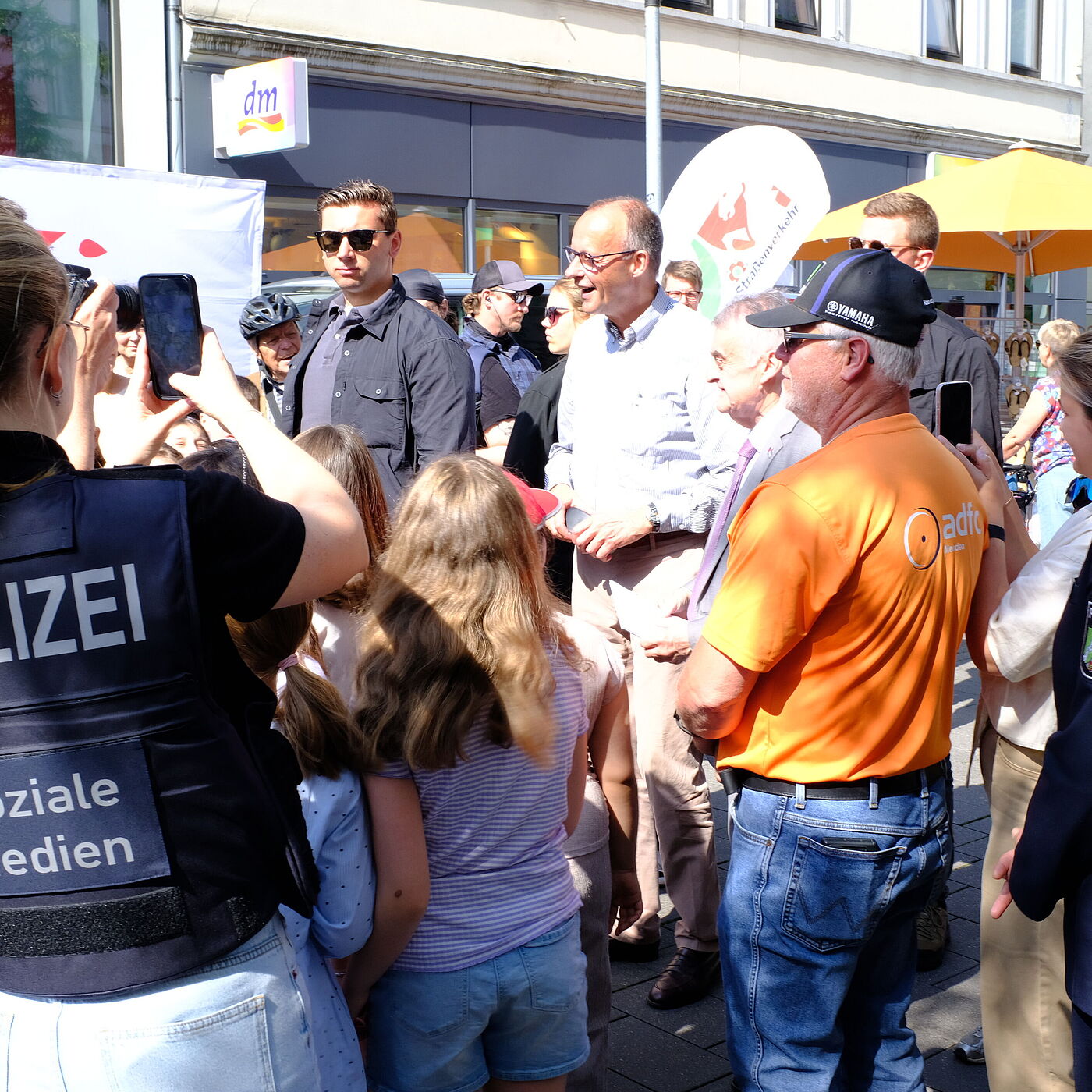 Friedrich Merz besucht eine Veranstaltung für mehr Radverkehrssicherheit in NRW. Viele andere Personen.