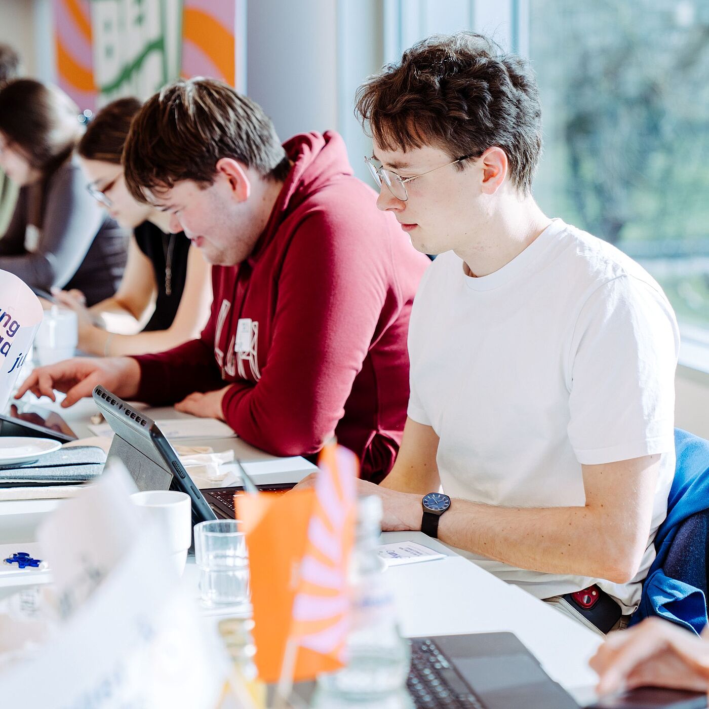 Ein Teilnehmer liest sich Unterlagen durch für einen Wahlgang bei der Landesjugendversammlung 2026.