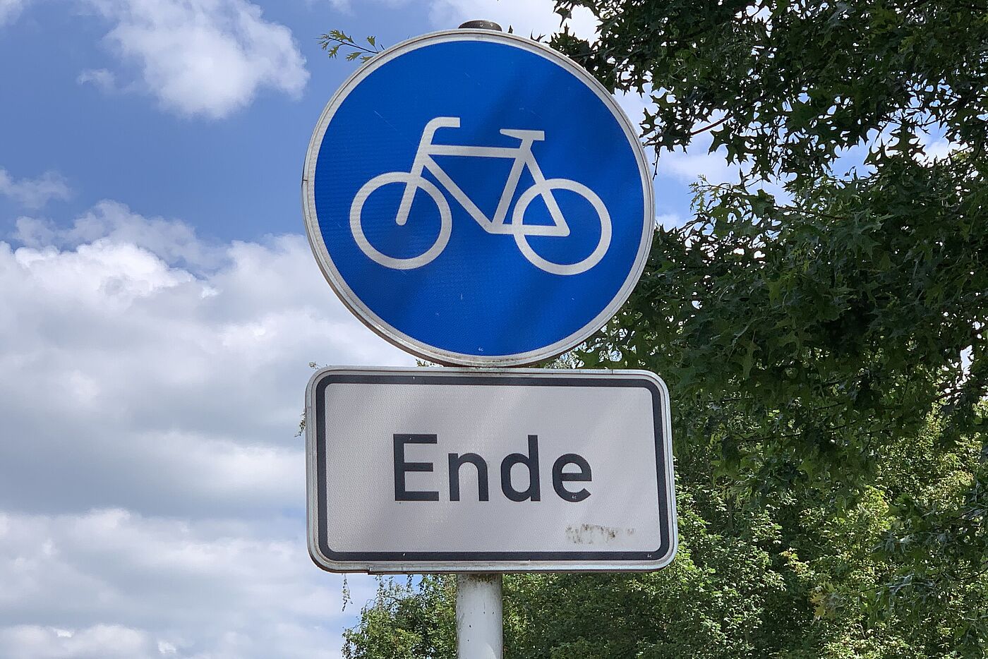 Blaues Fahrradschild mit dem Zusatz "Ende"